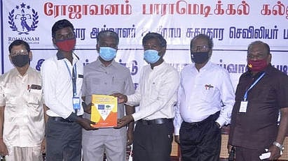 சிறந்த மாணவருக்கு பரிசு வழங்குகிறாா் ரோஜாவனம் கல்லூரித் தலைவா் அருள்கண்ணன். உடன்,துணைத்தலைவா் அருள்ஜோதி உள்ளிட்டோா்.