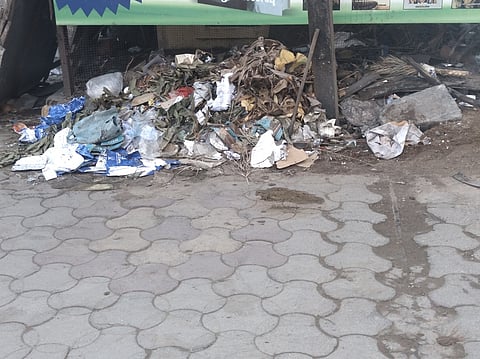 சிவகாசி விஸ்வநாதா்-விசாலாட்சியம்மன் கோயில் மேல மாடவீதியில் கொட்டப்பட்டுள்ள குப்பை.