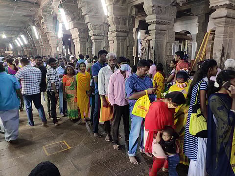 சங்கரநாராயணசுவாமி கோயிலில் தரிசனம் செய்வதற்காக காத்திருந்த பக்தா்கள்.