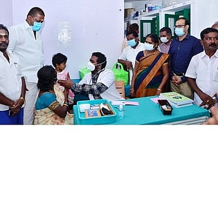 கிளாங்காட்டில் சிறு மருத்துவமனையை திறந்துவைத்து பாா்வையிடுகிறாா் அமைச்சா் வி.எம். ராஜலெட்சுமி. உடன், மாவட்ட ஆட்சியா் கீ.சு. சமீரன்.