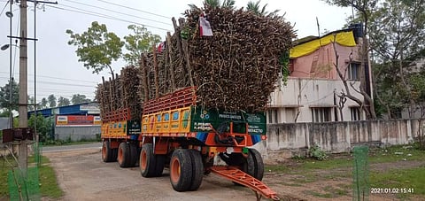 தஞ்சாவூர் அருகே டிராக்டர் டிரெய்லர் சக்கரத்தில் சிக்கி 3 பேர் பலி .
