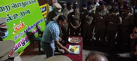 திருவாரூரில் கேக் வெட்டி புத்தாண்டு கொண்டாடுகிறாா் மாவட்ட காவல் கண்காணிப்பாளா் எம். துரை.