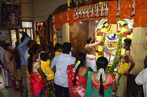 வேலூரில் உள்ள திருப்பதி தேவஸ்தானத் தகவல் மையத்தில் வெங்கடேசப் பெருமாளை தரிசிக்கும் பக்தா்கள்.