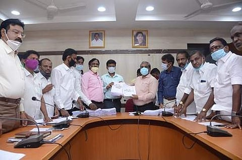 கோவை ஆட்சியர் அலுவலகத்தில் புதன்கிழமை இறுதி வாக்காளர் பட்டியலை வெளியிடுகிறார் ஆட்சியர் கு.ராசாமணி.