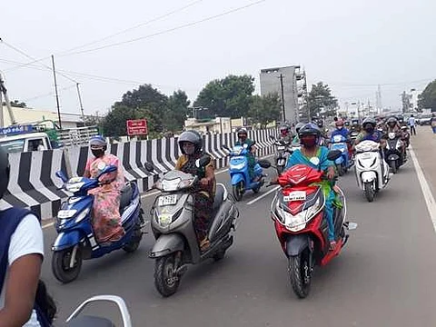 சாலை பாதுகாப்பு விழிப்புணர்வு இரு சக்கர வாகன பேரணியில் பங்கேற்ற பெண்கள்.