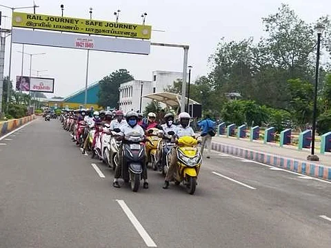 சாலை பாதுகாப்பு பேரணியில் கலந்து கொண்ட தலைக்கவசம் அணிந்த மகளிர் காவலர்கள்.