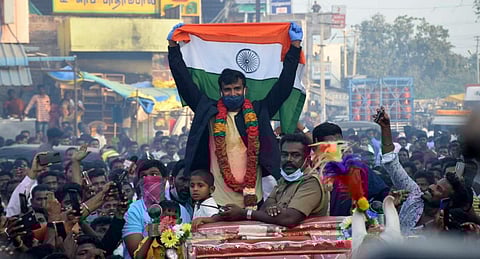 சேலம், சின்னப்பம்பட்டியைச் சேர்ந்த இந்திய கிரிக்கெட் அணி வீரர் நடராஜன் ஆஸ்திரேலியாவில் இருந்து சொந்த கிராமத்துக்குத் திரும்பிய போது மக்கள் உற்சாக வரவேற்பு அளித்தனர்.