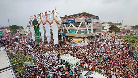 கோவை தெற்கு, தொண்டாமுத்தூர் தொகுதிகளுக்குள்பட்ட ராஜவீதி பகுதிகளில் தேர்தல் பிரசாரம் மேற்கொண்ட முதல்வர் எடப்பாடி பழனிசாமி.