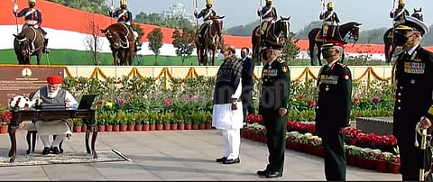 குடியரசு நாள் விழா: போர் நினைவிடத்தில் பிரதமர் மோடி மரியாதை