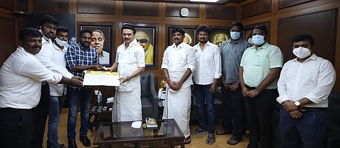 நாம் தமிழர் கட்சியின் மாநில இளைஞர் அணிச் செயலாளர் வழக்கறிஞர் இரா.ராஜீவ்காந்தி திமுக தலைவர் ஸ்டாலின் முன்னிலையில் அக்கட்சியில் இணைந்தார்.