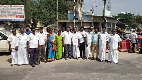 சசிகலா விடுதலை: அமமுக கட்சி சார்பில் பட்டாசு வெடித்து இனிப்பு வழங்கி கொண்டாட்டம்