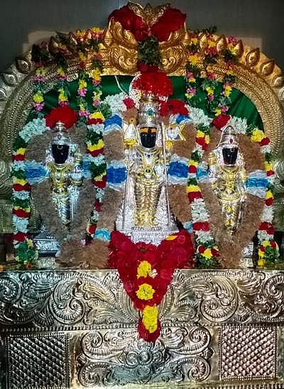 புதிதாக வடிவமைக்கப்பட்டவெள்ளிக்கவசம் அலங்காரத்தில் எழுந்தருளி அருள்பாலித்த மானாமதுரை வள்ளி தெய்வானை சமேத வழிவிடு முருகன்.