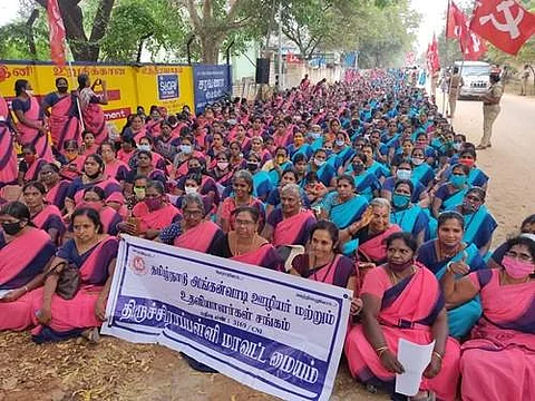 திருச்சி மாவட்ட ஆட்சியரகம் முன்பு அங்கன்வாடி பணியாளர்கள் தர்ணா போராட்டம்