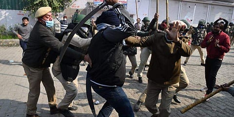 சிங்கு எல்லையில் விவசாயிகளை வெளியேறச் சொன்ன உள்ளூர் கும்பலால் வன்முறை