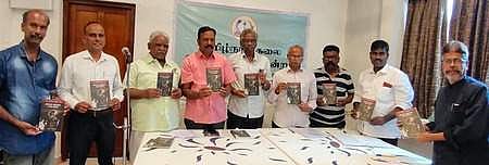 கூட்டத்தில் நூலை வெளியிடும் தமிழ்நாடு கலை இலக்கியப் பெருமன்ற மாநில நிா்வாகிகள்.