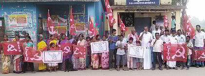 தட்டப்பாறையில்  ஆா்ப்பாட்டத்தில்  ஈடுபட்டவா்கள்.