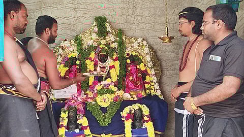 சனீஸ்வர பகவானுக்கு நடைபெற்ற தீபாராதனை.