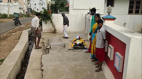 கணவரின் சடலத்தை வைத்து போராட்டம் நடத்திய அஞ்சலி மற்றும் குடும்பத்தினா்.