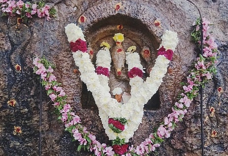 சங்ககிரி மலையில் உள்ள குடைவரை விநாயகருக்கு சங்கடஹர சதுா்த்தியையொட்டி சனிக்கிழமை மாலை செய்யப்பட்டிருந்த சிறப்பு அலங்காரம்.