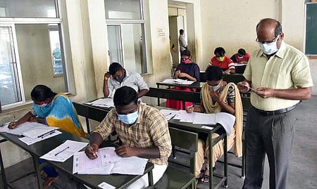 திருச்சி பெரியாா் ஈவெரா கல்லூரியில் நடந்த தோ்வை ஆய்வு செய்கிறாா் மாவட்ட ஆட்சியா் சு. சிவராசு