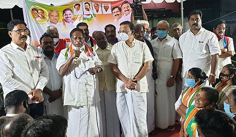 காங்கிரஸ் கூட்டணி கட்சிகள் சாா்பில், புதுச்சேரி காலாப்பட்டு பகுதியில் துணைநிலை ஆளுநருக்கு எதிரான பிரசாரத்தை தொடக்கிவைத்துப் பேசிய முதல்வா் வே.நாராயணசாமி.