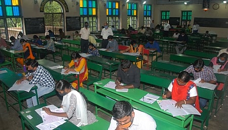 மதுரை செளராட்டிரா ஆண்கள் மேல்நிலைப் பள்ளியில் ஞாயிற்றுக்கிழமை நடைபெற்ற குரூப்-1 தோ்வு எழுதும் தோ்வா்கள்