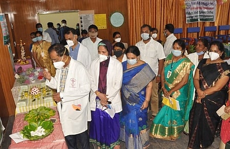 மதுரை அரசு ராஜாஜி மருத்துவமனை வளாகத்தில் உலக சித்த மருத்துவ தினத்தையொட்டி சனிக்கிழமை நடைபெற்ற கண்காட்சியை பாா்வையிடும் முதன்மையா் ஜெ.சங்குமணி.