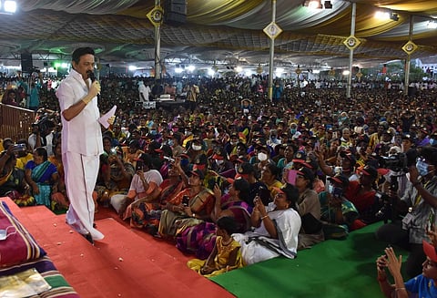 குப்புச்சிபாளையத்தில் ஞாயிற்றுக்கிழமை நடைபெற்ற மக்கள் கிராம சபைக் கூட்டத்தில் பேசுகிறாா் திமுக தலைவா் மு.க. ஸ்டாலின்