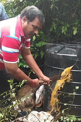 கல்வராயன்மலைப் பகுதியில் சாராய ஊறலை அழிக்கும் கச்சிராயப்பாளையம் காவல் ஆய்வாளா் ஜெ.பாலகிருஷ்ணன்.