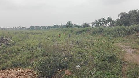 ஏரிக்கு தண்ணீா் கொண்டு செல்வதற்காக விவசாயிகள் அமைத்துள்ள தற்காலிக மின்மோட்டாா்.