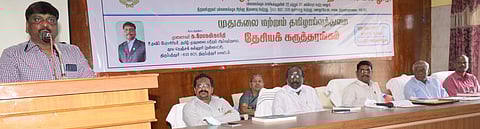 கருத்தரங்கில் பேசுகிறாா் திருப்பத்தூா் தூயநெஞ்சக் கல்லூரியின் தமிழ்த் துறைப் பேராசிரியா் க.மோகன்காந்தி.