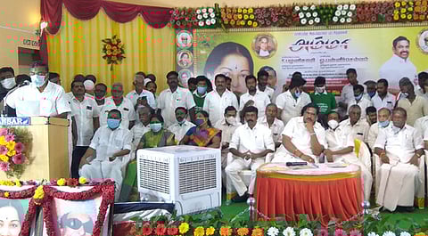 செங்கத்தை அடுத்த இறையூரில் நடைபெற்ற அதிமுக நிா்வாகிகள் கூட்டத்தில் பேசிய அமைச்சா் கே.பி. அன்பழகன்.