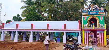 ஜல்லிக்கட்டு விழாவிற்காக பாலமேடு மஞ்மலையில் உள்ள வாடிவாசலில் நடைபெறும் வண்ணண் பூசும் தொழிலாளா்கள்