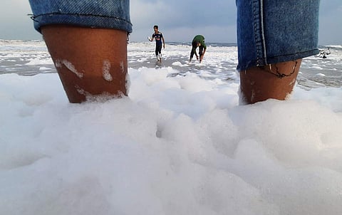 சென்னை மெரீனா கடற்கரையில் கடல் அலைகளுடன் நுரை ஒதுங்கி வருவது மக்கள் மனதில் அதிர்ச்சியை ஏற்படுத்தி உள்ளது.