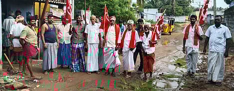 சாலையை சீரமைக்கக் கோரி நடைபெற்ற நாற்று நடும் போராட்டத்தில் பங்கேற்றோா்.