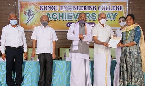 சிறப்பிடம் பெற்ற மாணவிக்கு பரிசு வழங்குகிறாா் கொங்கு வேளாளா் தொழில்நுட்ப அறக்கட்டளை செயலாளா் பி.சி.பழனிசாமி.