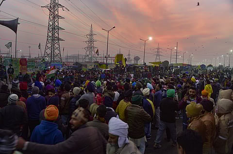தில்லியில் கடும் குளிர்: மனவுறுதியுடன் போராட்டத்தைத் தொடரும் விவசாயிகள்