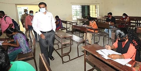 திருவள்ளூர் அருகே அரண்வாயல் பிரதியுஷா பொறியியல் கல்லூரி குருப்-1 தேர்வு மையத்தை நேரில் பார்வையிட்டு ஆய்வு மேற்கொண்ட ஆட்சியர் பா.பொன்னையா, உடன் வட்டாட்சியர் செந்தில் உள்ளிட்டோர்.