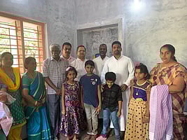 குளச்சல் களிமாரில் ஞாயிற்றுக்கிழமை இலவச வீடு வழங்கும் விழாவில் பங்கேற்றோா்.