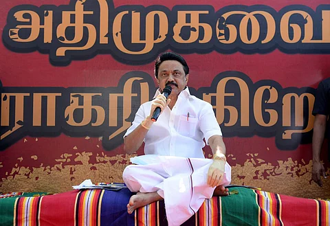 திமுக சார்பில் கோவையில் நடைபெற்ற மக்கள் சபைக் கூட்டத்தில் பேசும் திமுக  தலைவர் ஸ்டாலின்.