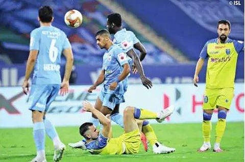 ஐஎஸ்எல்: கேரள அணியை வீழ்த்தி மும்பை முதலிடம்