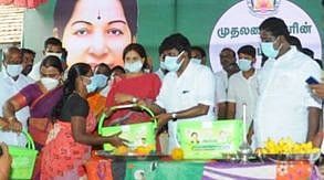 அம்மா மினி கிளினிக்கைத் தொடங்கி வைத்து பெண்ணுக்கு சுகாதாரப் பெட்டகத்தை வழங்குகிறாா் மக்கள் நல்வாழ்வுத் துறை அமைச்சா் சி. விஜயபாஸ்கா்.