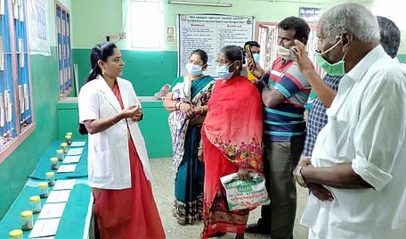 மூலிகைக் கண்காட்சியில் பங்கேற்றோா்.