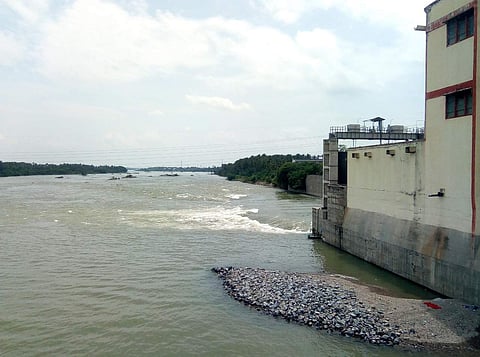 பூலாம்பட்டி காவரி கதவணை நீர் மின் நிலையத்திலிருந்து, காவிரி ஆற்றில் திறந்துவிடப்படும் தண்ணீர்.