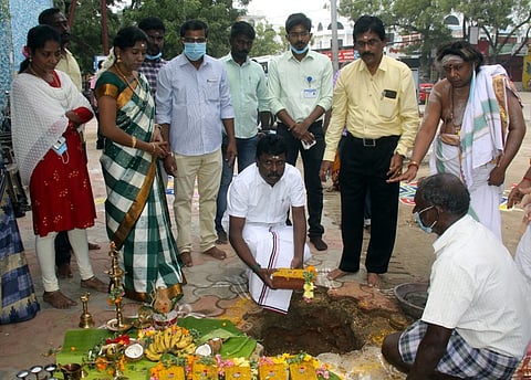 தூத்துக்குடியில் சனிக்கிழமை நடைபெற்ற பூமி பூஜை நிகழ்ச்சியில் பங்கேற்றோா்.