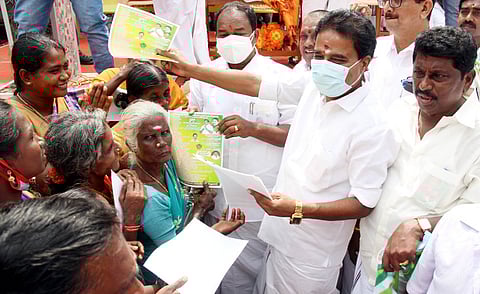 சேலம், கன்னங்குறிச்சி பகுதியில் தமிழக அரசின் சாதனை குறித்த துண்டுப் பிரசுரங்களை வெள்ளிக்கிழமை பொதுமக்களுக்கு வழங்கும் தமிழ்நாடு மாநில தலைமை கூட்டுறவு வங்கித் தலைவா் ஆா்.இளங்கோவன். உடன், எம்.எல்.ஏ. ஜி.