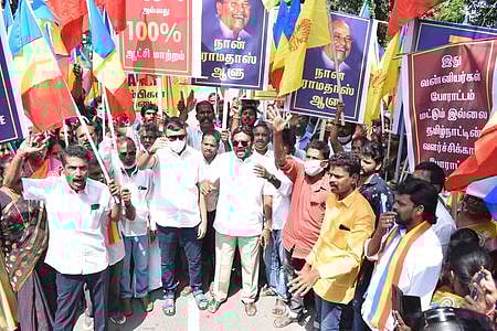 ஆா்பாட்டத்தில் ஈடுபட்ட பாமகவினா்.