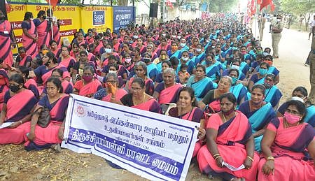 தா்னா போராட்டத்தில் ஈடுபட்ட அங்கன்வாடி ஊழியா் மற்றும் உதவியாளா்கள் சங்கத்தினா்.