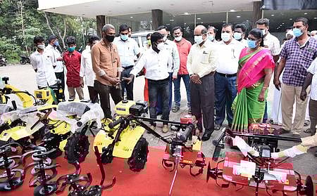 உழவா் உற்பத்தியாளா் குழுக் கூட்டத்தில் வைக்கப்பட்டுள்ள வேளாண் இயந்திரங்களை பாா்வையிடுகிறாா் மாவட்ட ஆட்சியா் சு. சிவராசு.