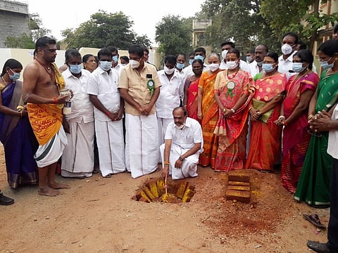 கோவில்பட்டி அரசு மகளிா் மேல்நிலைப் பள்ளிக்கு நபாா்டு வங்கி உதவியுடன் ரூ.1.73 கோடியில் கூடுதல் வகுப்பறைக் கட்டடம், ஆய்வகம் கட்டுவதற்கு பூமி பூஜை நடைபெற்றது.